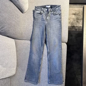 Gråa jeans från zara - Säljer mina gråa jeans från zara som jag endast använt typ två gånger de de inte riktigt är min stil, de är i stl 34 och är omsydda till kortare längd de de var för långa, är 160,