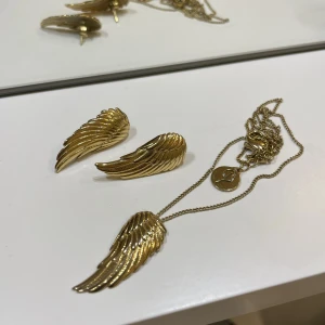 Smyckes sett Edblad - Smyckes sett i guld med örhängen och halsband från Edblad, som inte går att köpa längre! Ser lite ut som Zadig o voltaire😅 Knappt använda eftersom jag bär silver smycken💞Kolla mina andra inlägg med Edblad smycken!