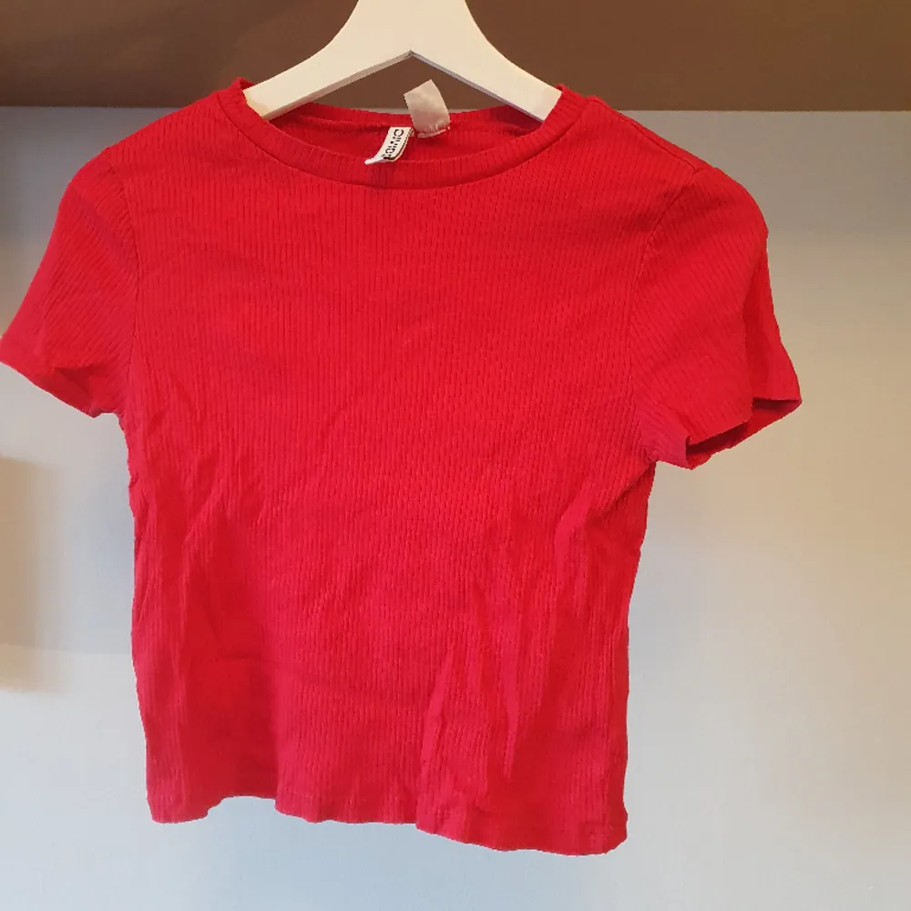 En tight röd crop top från H&M. Använd men bra skick. Storlek M men passar S-M. T-shirts.