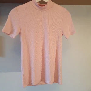 Randig rosa topp med halvpolo -  En tajt rosa tröja som är lite randig (se andra & tredje bilden) med halvpolo, köpt på Zara 💗 lite nopprig (går säkert att få bort med noppbortagare) 