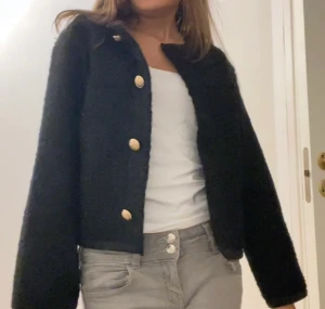 Oanvänd kofta - Gina Tricot - Säljer denna helt oanvända koftan från Gina Young, lappen är kvar! Helt slutsåld på hemsidan. Nypris: 300kr. FRI FRAKT i 7 dagar! Snabba och enkla affärer prioriteras. Tryck gärna på ”köp direkt”