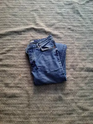 gina tricot jeans i storlek 42, ny, frakt kostnad 60kr