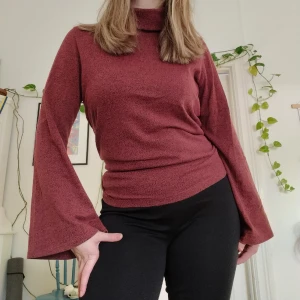 Mörkröd stickad polotröja - Mörkröd finstickad polotröja med utsvängda ärmar. Bra kvalité, slits inte ut efter många tvättar. Passar M-L, jag har vanligtvis M och den sitter lösare och skönt på mig men funkar absolut till någon med en storlek större.