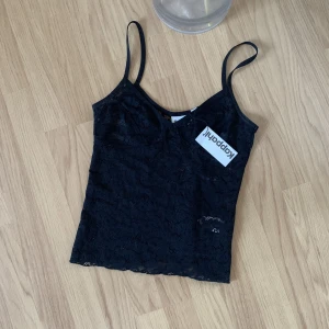 Spets topp  - Jättefin men passar ej mig Prislapp är kvar Genomskinlig som ni ser på andra bilden