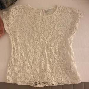 spets top - vit spets top från lindex. storlek 146/152 men passar xs.