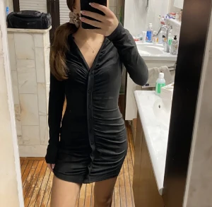 Klänning med knappar  - Skriv för fler bilder och frågor 