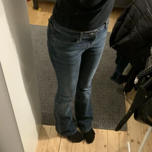 miss sixty jeans - så snygga lågmidjade bootcut/flare miss sixty jeans. dem e köpta på second hand❤️ skriv för mått o frågor❤️