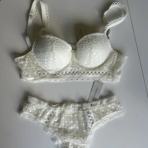 Intimissimi - Superfint underklädesset från intimissimi som tyvärr aldrig kommit till användning, så helt oanvänt med lapparna kvar. Färgen är krämvit. Strl 75B i BHn och strl M i trosan