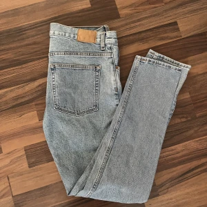 Weekday jeans - Jeans från weekday i en snygg färg. Dem är knappt använda och är i ett mycket bra skick. 