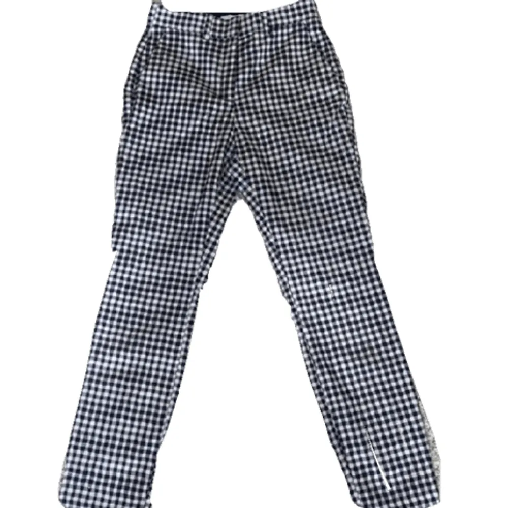 Raka rutiga byxor från H&M 🖤🤍 säljer då de inte kommer till användning. Skriv för fler bilder! . Jeans & Byxor.
