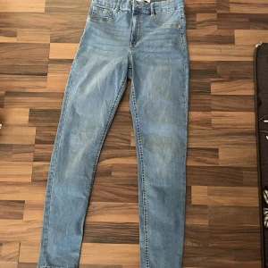 Perfect jeans från gina  - Skinny jeans från Gina tricot. Dem är knappt använda o är i mycket bra skick. Pris kan diskuteras
