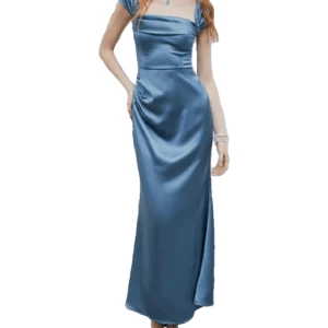 Klänning  - Säljer denna assnygga balklänning i silke då den var för liten för mig :( Den är helt oanvänd oxh i jättefint skick.  Den är i storlek 32 och passar i längden för mig som är 165 cm