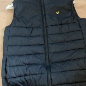 Lyle scott väst/svart - Säljer min Lyle scott väst då de är ett litet hål i baksidan