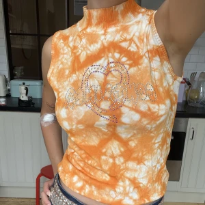 Y2K-topp - Supercool topp i y2k-stil med stenar/ strass. Märkt med storlek L/XL men skulle säga att den sitter som en S (men passa säkert även större). 