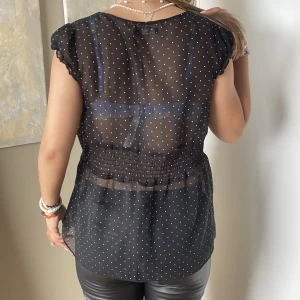 Topp - En as snygg prickig topp. Köparen står för frakten. Pris kan diskuteras❤️