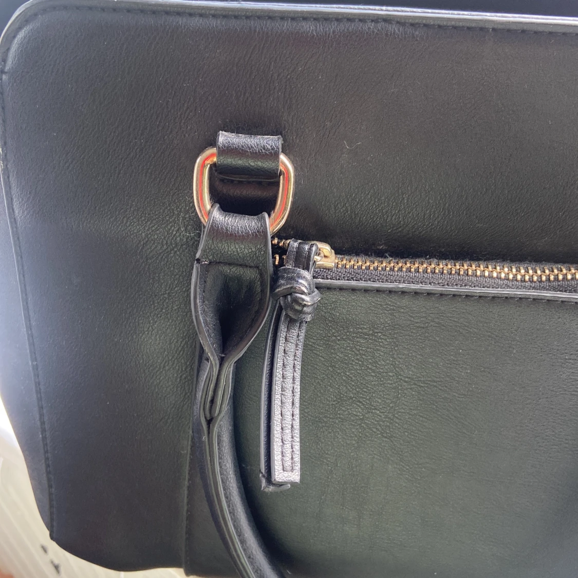 Medelstor svart väska  - 90