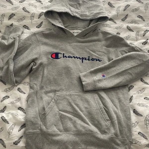 Champion hoodie - Grå champion hoodie köpt i USA för ett år sen använt i några månader bara bra sick står storlek L men är S 