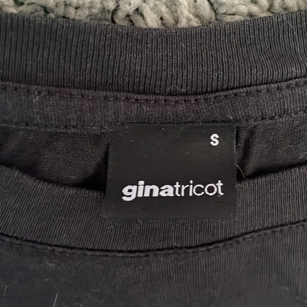 Ginatricots snygga y2k aktiga t-shirt i svart. Nytt skick, bra material. ”Sustainable cotton”. T-shirts.
