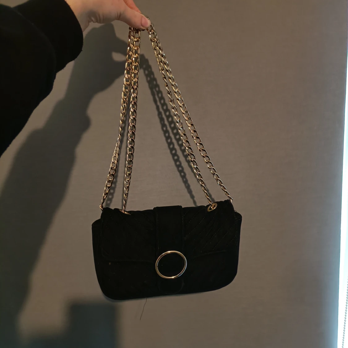 Svart axelbandsväska - 90