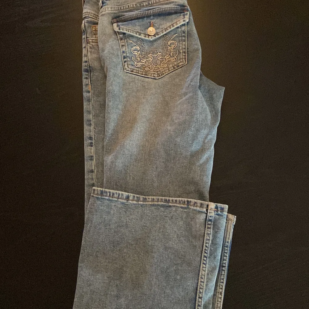 Lågmidjade bootcut jeans från hm med tryck där bak. Säljer för de kommer aldrig till användning. De är i nyskick.. Jeans & Byxor.