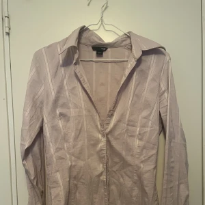 Skjorta  - Lila skjorta från hm. Perfekt skick! Kom med bud 