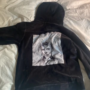 Limitato zip hoodie - Säljer min nästan oanvända Limitato hoodie. Den är gjord i sammet och har en riktigt snygg bild på ryggen. Köp kan diskuteras.