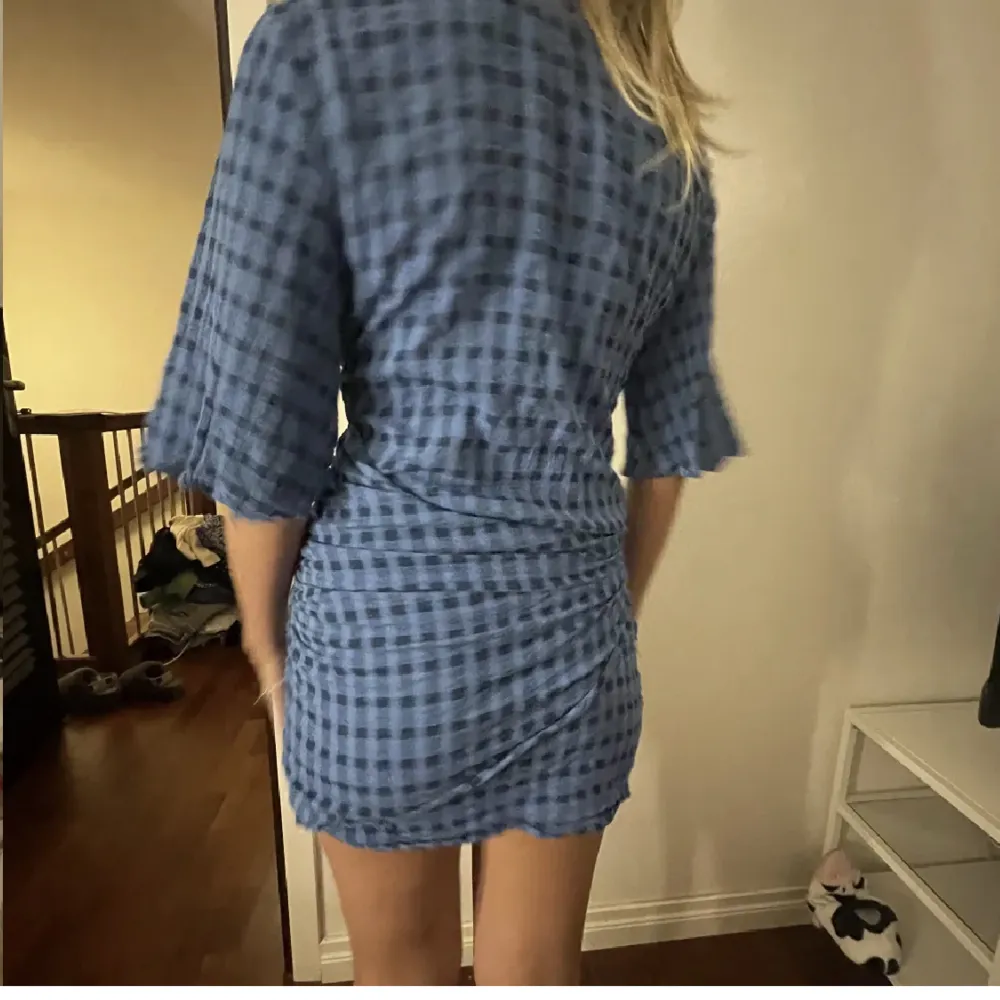 Säljer denna super fina slutsålda Zara klänning som är så perfekt till sommaren!💕💕  (Bilderna är lånade). Klänningar.