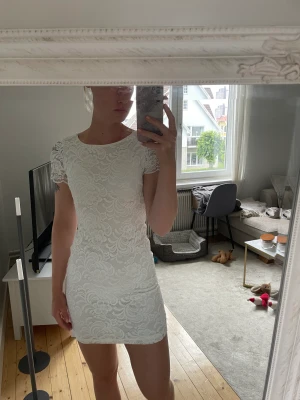 Vit spetsklänning  - Använd en gång