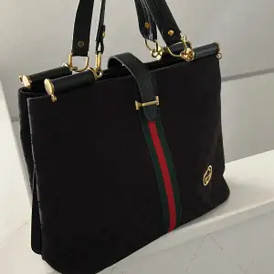 säljer denna gucci kopia väskan 🖤 köpt utomlands för 50€ men inte kommit till användning, i nyskick!‼️köpare står för frakten