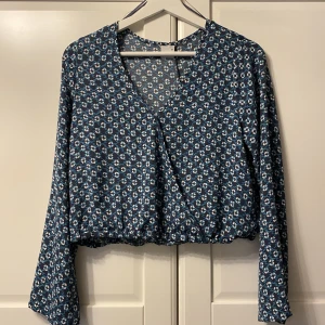 Topp - En söt topp från Gina tricot. Storlek 34. 