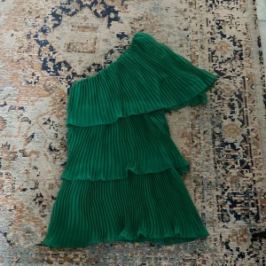 As snygg grön volang klänning  - Kollar intresse, Snyggaste gröna volang klänningen som är offshoulder på ena sidan , från zara men slutsåld 💘 har inga bilder på, även öppen för byten 