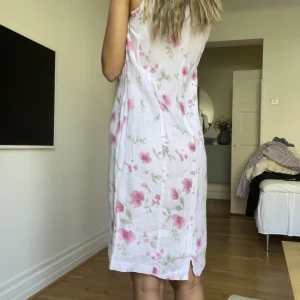 Vintage klänning  - Blommig vintage klänning. Fint skick. Se bild för dragkedja .   Linne likande material. 