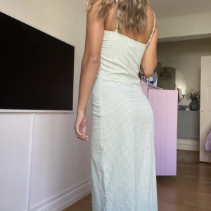 Klänning - Klänning från nakd. Liten fläck på framsidan . Se bild. Inget som syns direkt. 