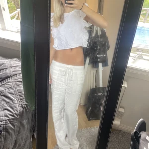 Volangtopp - Toppen saknar knapp på baksidan sen jag köpte den. Men inget som märks av. Har även några små fläckar på höger sida vid bröstet (sista bilden)