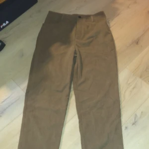 Shein byxor  - Jätte fina byxor som jag hade älskat men de passar inte tyvärr, det står storlek large men skulle verkligen säga att den passar medium eller nästan small till och med. De är alltså aldrig använda:(