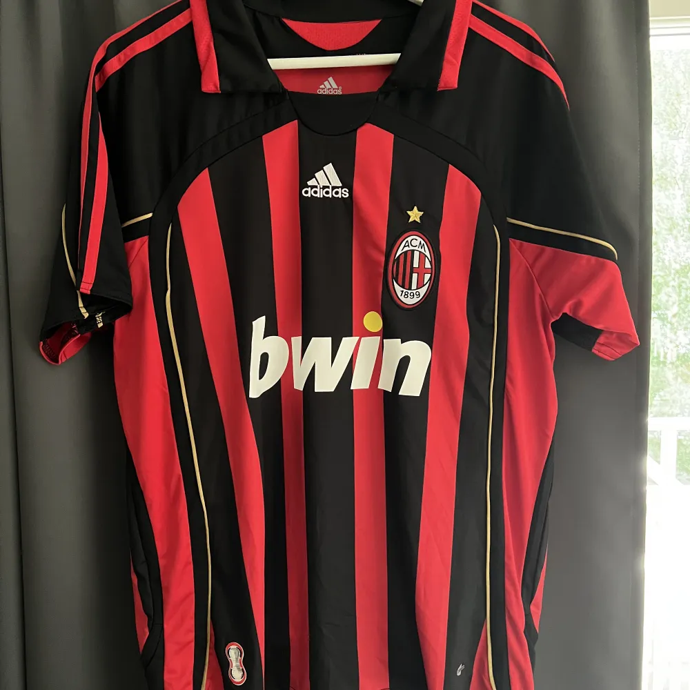 Retro Kaka Milan tröja från säsongen 06/07 bara testad size M. T-shirts.