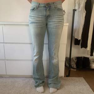 Lågmidjade bootcut jeans! Midjemått: 37cm tvärs över. Innerbenslängd: 82cm. Hon på bilden är 165cm💓