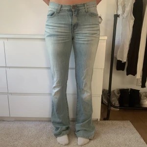 Lågmidjade jeans  - Lågmidjade bootcut jeans! Midjemått: 37cm tvärs över. Innerbenslängd: 82cm. Hon på bilden är 165cm💓