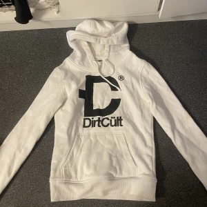 Dirtcult hoodie  - En helt ny vit hoodie aldrig använd, st s/xs 