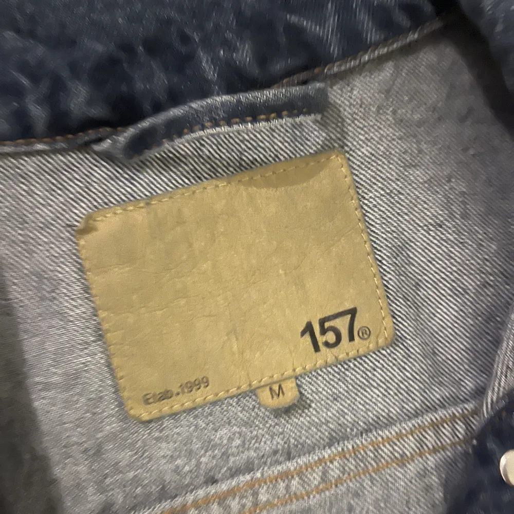 Blå jeansjacka fån lager157 i strl M, trolig i storleken, använd fåtal gånger. Nypris: 250kr . Jackor.