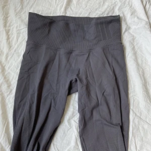 Aimn seamless träningstights - Ett par seamless träningstights från Aimn, sparsamt använda! :)