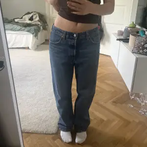 Fina nästan helt oanvända jeans från Levis, jag har använt de en gång så det ser ut som helt nya men de kommer tyvärr sällan till användning 