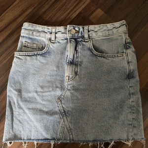 Jeanskjol - Säljer denna snygga jeanskjolen från hm då den blivit för liten för mig💓kjolen är i nyskick! Vill gärna få sålt så fort som möjligt så pris kan diskuteras😊