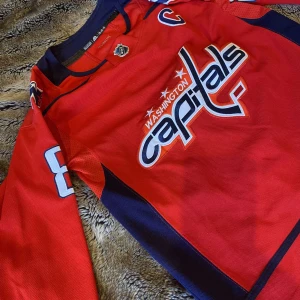 Alexander Ovechkin tröja - Jag säljer denna därför att den inte längre kommer till andvändning andvända en gång ungefär, väldigt bra skick kom privat för mer bilder, den är i storlek XLL men skulle säga att folk som bär stolen m även kan ha den.