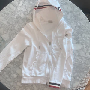 Moncler - Säljer nu min moncler tröja då jag aldrig använder den. Använd fåtal gånger och det är storlek M