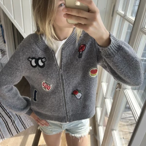 SÅ snygg kofta!!!💕🙏🏻🙏🏻🚨 - Säljer världens snyggaste zip up kofta köpt här på Plick! Den är i bra skick och har nästan aldrig använts av mig. Passar mig jättebra som brukar ha 34-36 i tröjor. Så snygg nu till sena sommarkvällar!💕🙏🏻😍