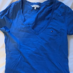 Tommy hilfiger t-shirt äkta  - Tommy hilfiger t-shirt köpt från tommy hilfigers butik. Storlek xs använder inte den därför säljer jag den. Kan mötas upp i Stockholm.