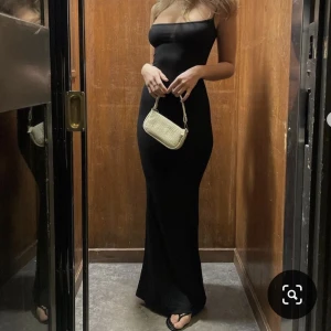 SKIMS DRESS - Helt oanvänd skims klänning! Prislapp finns kvar✨ Passar flera strl då den är stretchig, klänningen är även justerbar i längd! Nypris 909kr!