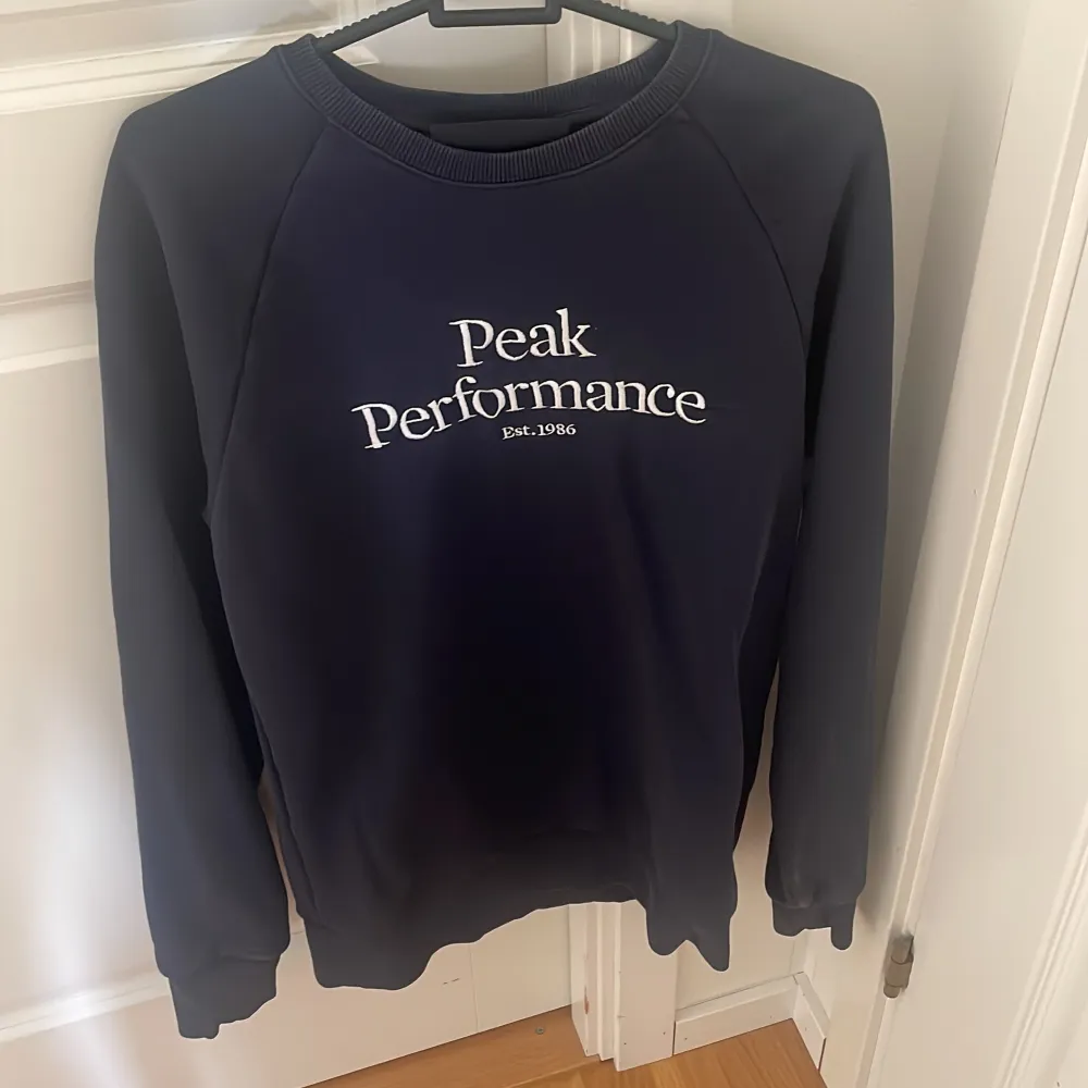 Säljer denna Peak Performance tröja, knappt använd i storlek small. Tröjan är i nyskick! . Tröjor & Koftor.