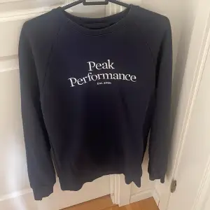 Säljer denna Peak Performance tröja, knappt använd i storlek small. Tröjan är i nyskick! 